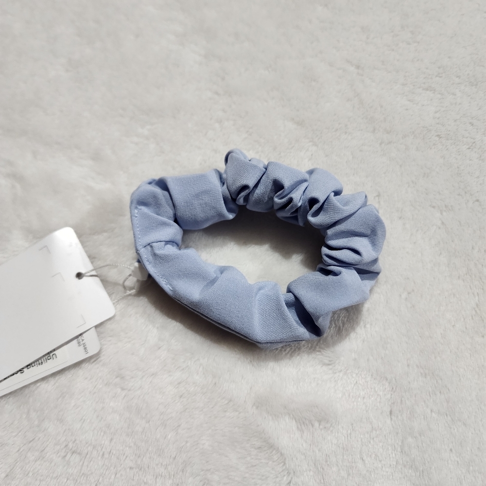 🆕 Lululemon Light Blue Uplifting Scrunchie NWT - Picture 4 of 6